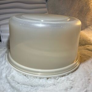Vintage Round Large Rubbermaid Servin' Saver CAKE keeper Container + Almond Base